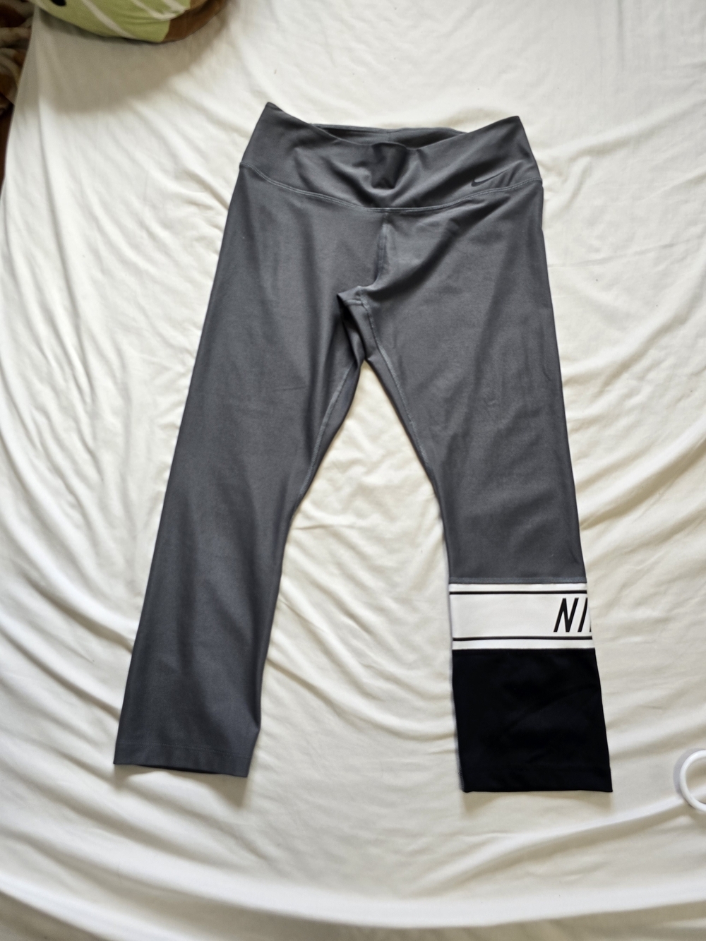 Nike Dri-FIT Gray Cropped Leggings Women's Medium Athletic Workout Pants